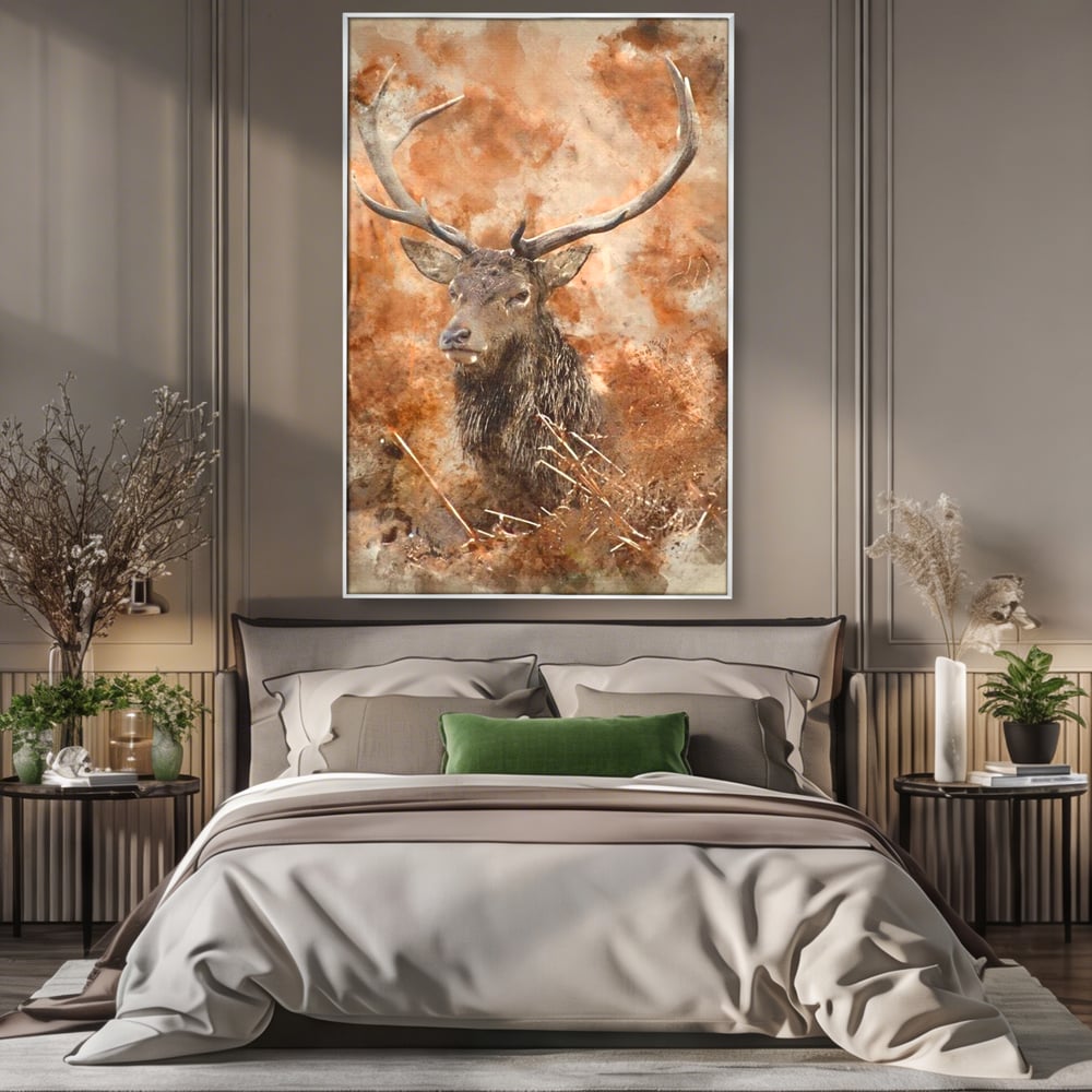 Tablou canvas cu tablou canvas cu cerb in padure, in rama de aluminiu argintiu, pe perete intr-un dormitor